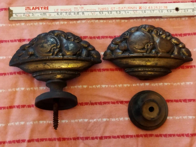 2 embouts anciens pour tringle à rideau , motifs de pommes de pin
