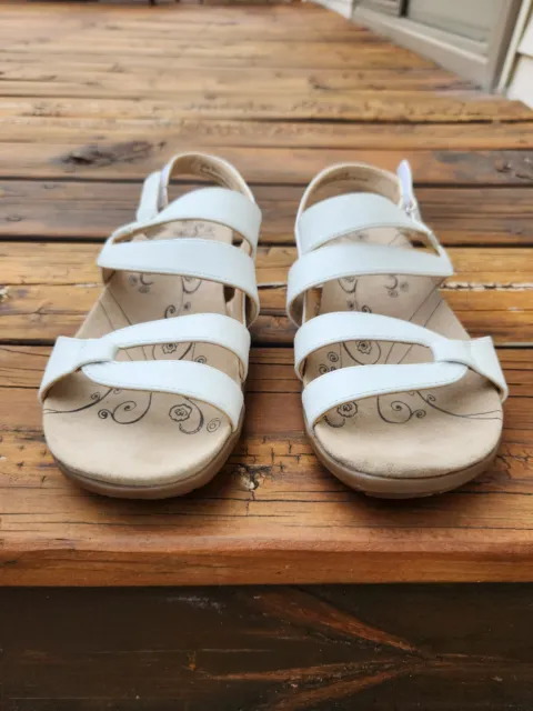 Bare Traps Womens Sandals Size 8. White  Open Toe Buckle Strap.