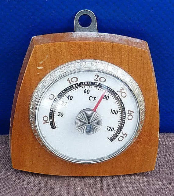Kleines Thermometer auf Holz
