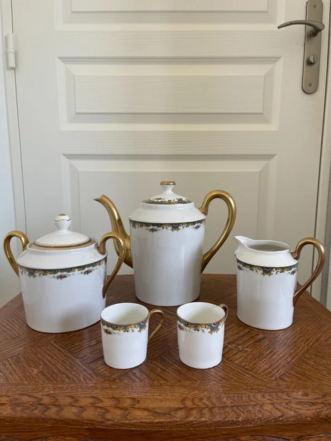 ANCIEN SERVICE CAFÉ Porcelaine Cafetière Sucrier 2 Tasses Fleurs sur Fond Bleu EUR 35,00