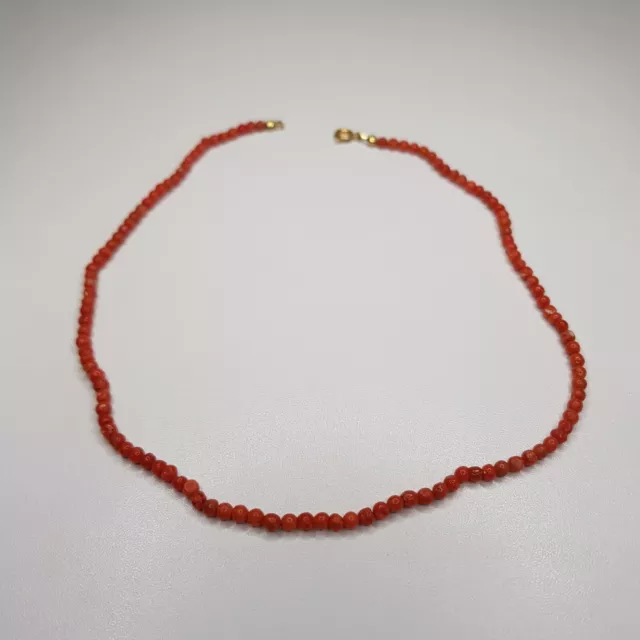 Halskette aus Korallenperlen , vergoldeter Verschluss / antik   -   Gramm