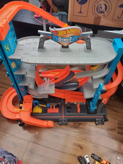 Hot wheels ftb69 city hotsell garage with loops and shark