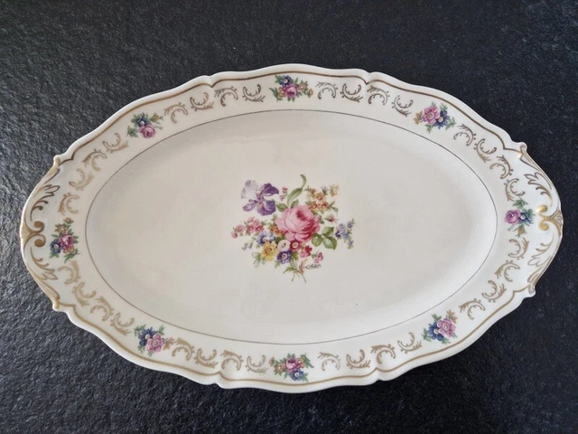 Ancienne fabrique royale de Limoges Plat ovale en porcelaine signé d'Artois