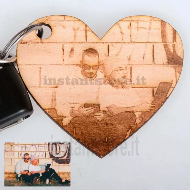 Portachiavi a forma di cuore in legno personalizzato con fotoincisione