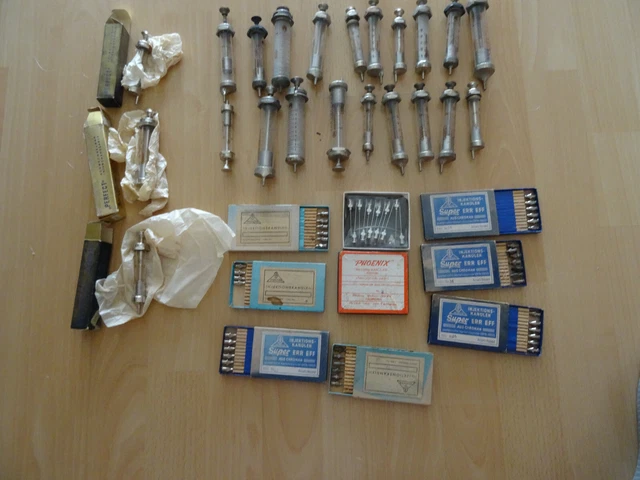 Sammlung von Vintage Medizinischen Spritzen   & Nadeln neu und gebraucht