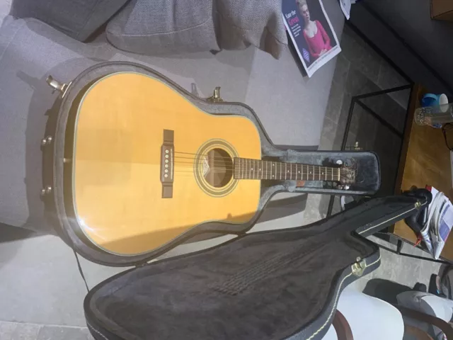 La guitare est un Washburn D21S avec étui rigide. Il est fait d'épinette et de palissandre. 3