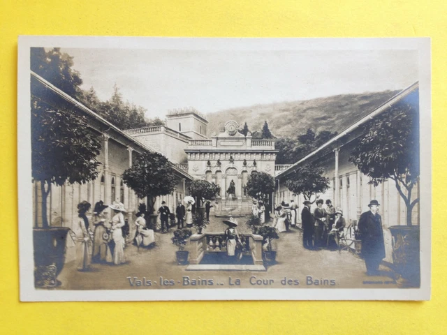 cpa VALS les BAINS (Ardèche) La COUR des BAINS