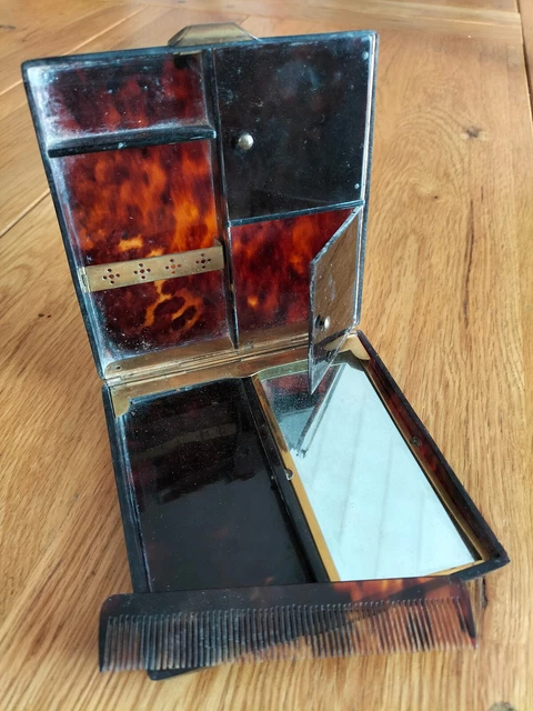 Ancien Coffret toilette Brosses et miroir argent gaufré/Old silver