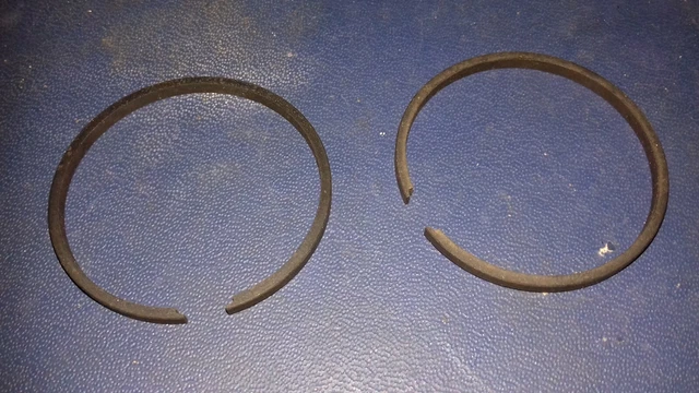 jeu de 2 segments 40x2,5 peugeot 101 , 102
