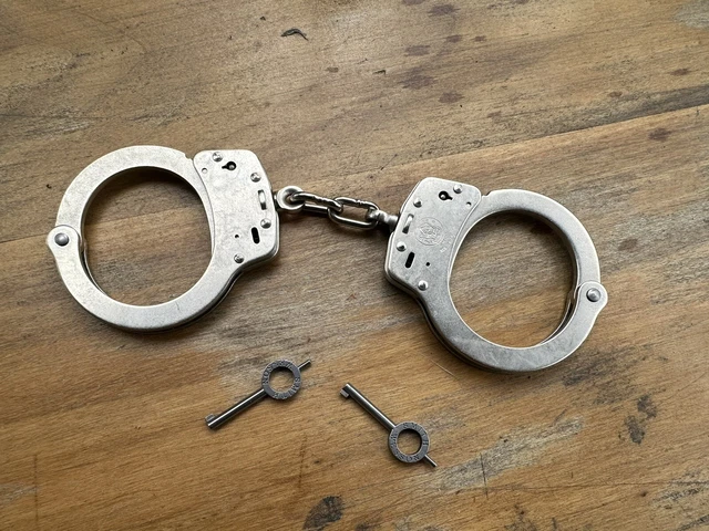 Smith Wesson M100-1 Chain Handcuffs, Nickel Plated Smith Wesson M100-1 Chain Handcuffs, Nickel Plated