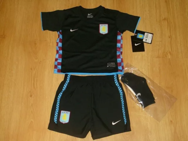 Aston Villa Baby Soccer Kit Nike negro Camiseta de fútbol Pantalones cortos...