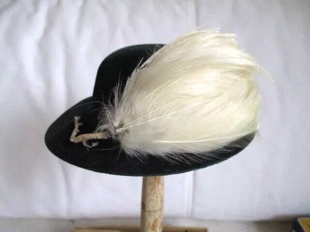 jouet chapeau de poupée orné d 'une aigrette en plume