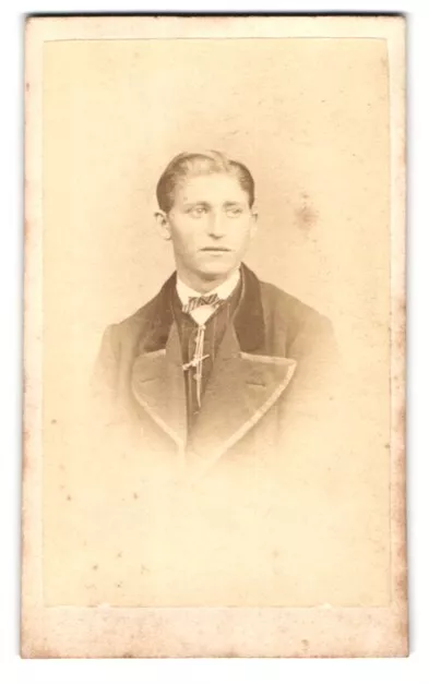 Fotografie S. Mauer, Coburg, Portrait charmanter junger Mann mit Fliege im Jack