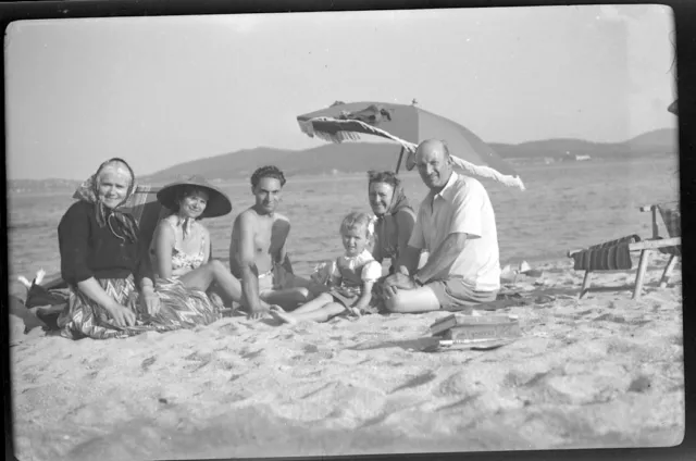 Ancien négatif photo souple Portrait de famille à la plage  Côte d'Azur - An. 50
