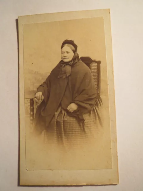sitzende alte Frau mit Umhang & Haube - Portrait / CDV ca. 1860/70er Jahre