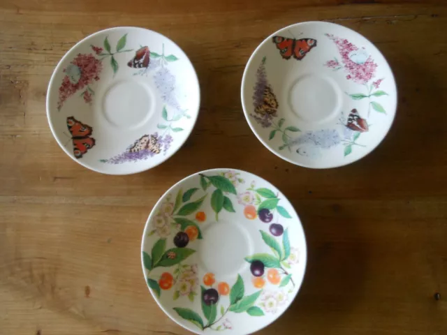 3 petites assiettes ou soucoupes ROY KIRKHAM fine bone china made in ENGLAND 