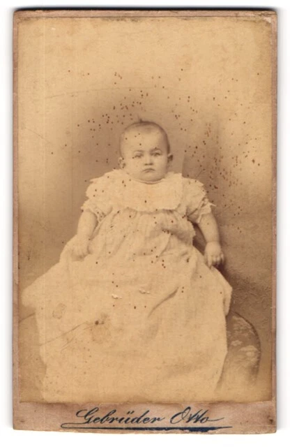 Fotografie Gebrüder Otto, Oranienburg, Berliner Str. 15, Süßes Baby in feinem K