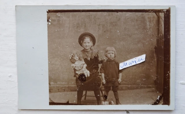 Foto alt Portrait Mädchen Kind Puppe Spielzeug Kette Kleid Postkarte Geschwister