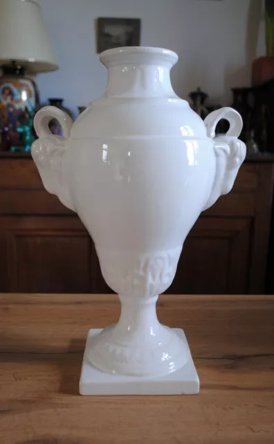 Tres Joli Grand Vase Blanc En Faience De Saint Clement - Creation Pompadour