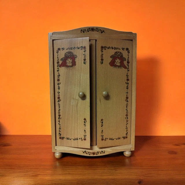 Ancienne Armoire De Poupée En Bois – Années 60/70 – Remplie D'affaires De Poupée