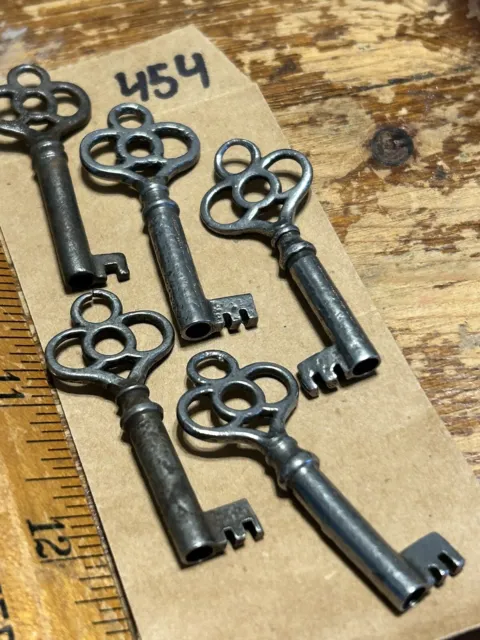 Steel Skeleton Keys Steampunk  collectible old vintage Hollow Barrel Fancy Bow