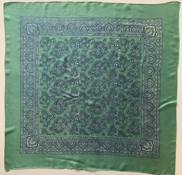 -Una sciarpa vintage vintage in seta vintage 36 pollici cucita a mano blu e verde paisley