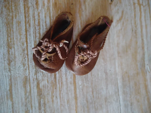 chaussures anciennes en cuir  de petite poupée ancienne Jumeau ou autre