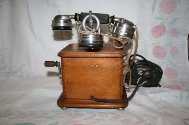 Téléphone ancien en bois à manivelle 1910