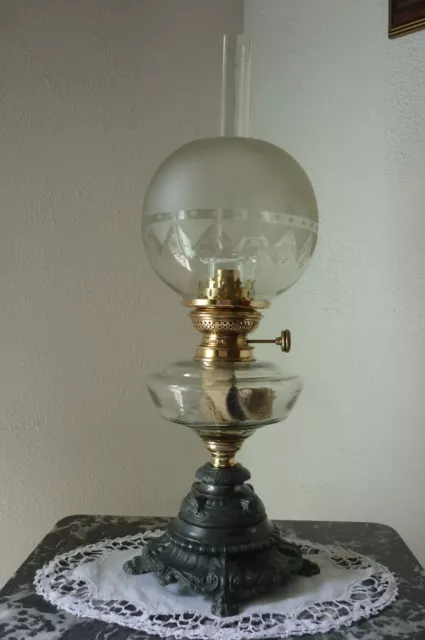 LAMPE  A  PETROLE  ANCIENNE et SUPERBE en ETAIN et cristal. EPOQUE FIN DU XIX °