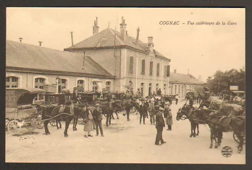 COGNAC (16) ATTELAGES à la GARE tres animée début 1900