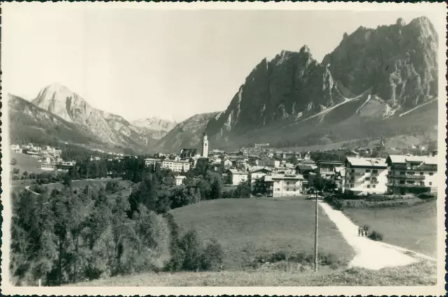 Italie, Cortina d&#039;Ampezzo, 1957  Vintage silver print.  Tirage argentique