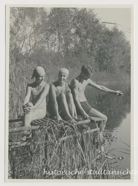 Amigos en El Trabilla Baden en el Lago 1933 - Emebellecedor Antiguo Foto 1930er
