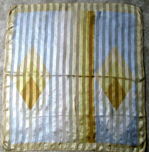 Foulard Carré VALENTINO En Soie Vintage - Dimensions 87x89 Cm - Couleurs Rose Et Marron