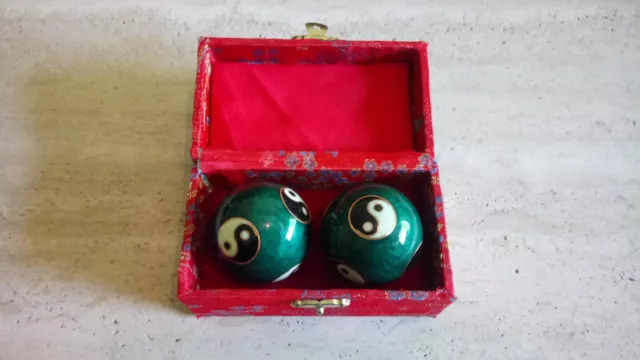 Deux Boules Chinoises de couleur verte avec des signes Ying et Yang Bon Etat