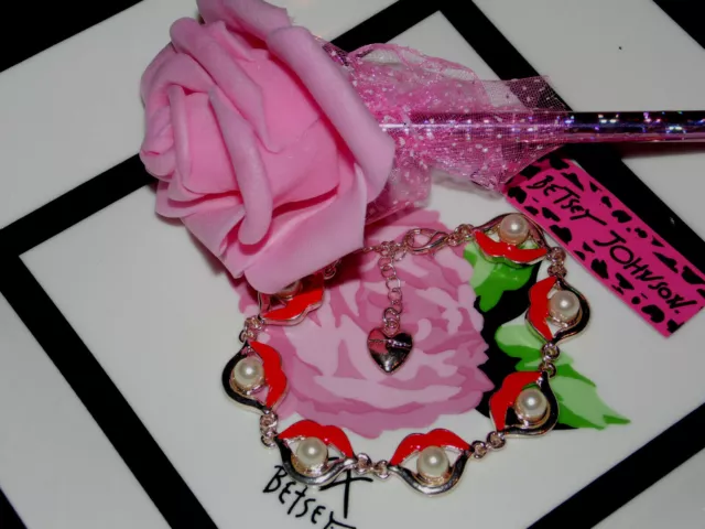 Betsey Johnson ~ Fashion Jewelry ~ Sexy Lips Charm Bracelet ~ New ~ S#71