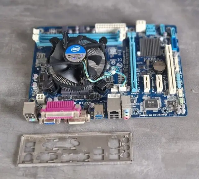 Gigabyte GA-B75M-D3V Rev.1.1 Intel B75 Mainboard Micro ATX Sockel 1155 mit Blend