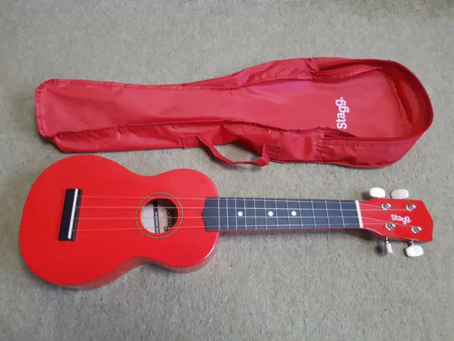 STAGG UKULELE 4 corde rosso fatto a mano strumento ukulele e borsa portaoggetti ECCELLENTE