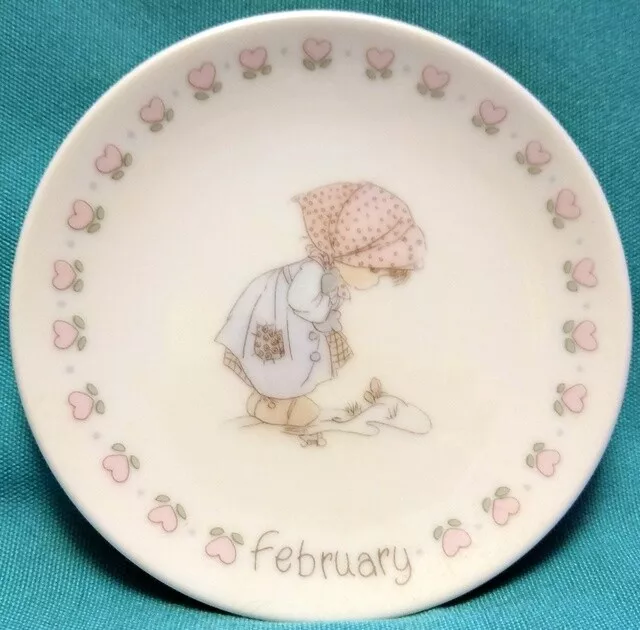 1988 PRECIOUS MOMENTS Miniature Plate FEBRUARY Flower Growing Through Snow