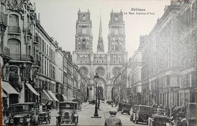 ORLÉANS, FRANCE, 20 AVRIL 2023 : intérieurs et décors architecturaux de la cathédrale basilique