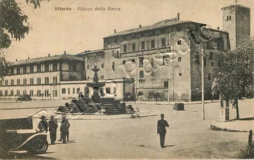 Cartolina di Viterbo, automobile e fontana in piazza della Rocca - 1942
