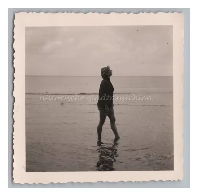 Frau watet im Wasser 1956 - Strand Küste Meer - Altes Foto 1950er