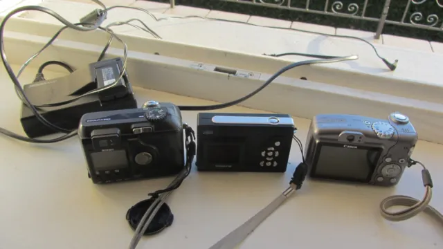 Un lot de trois appareils photo numériques.