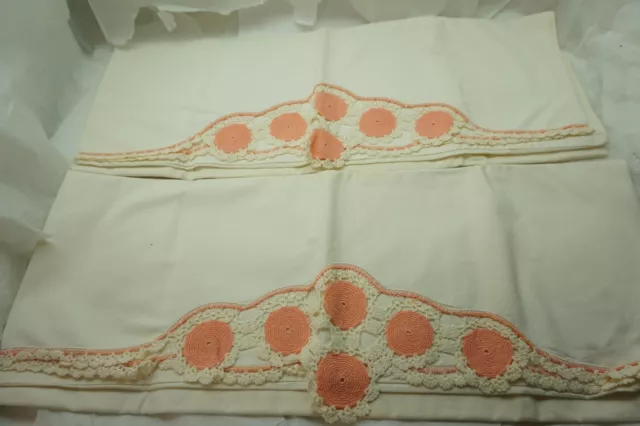 VINTAGE PILLOWCASES EMBROIDERED CROCHET LACE TRIM EDGE PEACH TRUE VTG PAIR  d