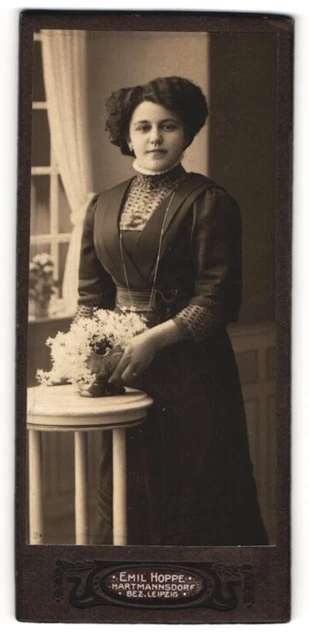 Fotografie Emil Hoppe, Hartmannsdorf, Portrait bürgerliche Dame mit Blumen an T