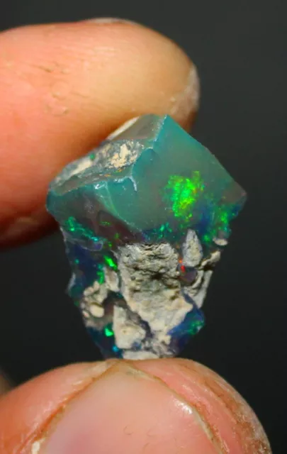 Black Opal Rough 9.55 Cts. Petit Grade Multi Flashy Feu Brut Cristal