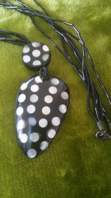 Pendentif vintage en forme de poire nacre sur perles de verre noires collier long