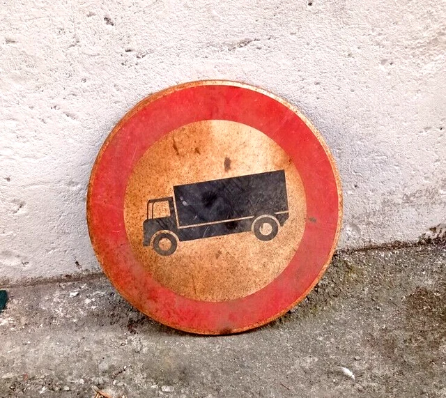 Vsafety 56007 Cartello Divieto 'Carrelli Elevatori Non Oltre Questo Punto' - Adesivo 300x100 Mm, Autoadesivo, Nero/Rosso, Norma EN ISO 7010