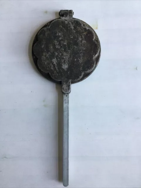 Altes antikes Waffeleisen aus Metallguss, Durchmesser 19 cm, Länge 47 cm