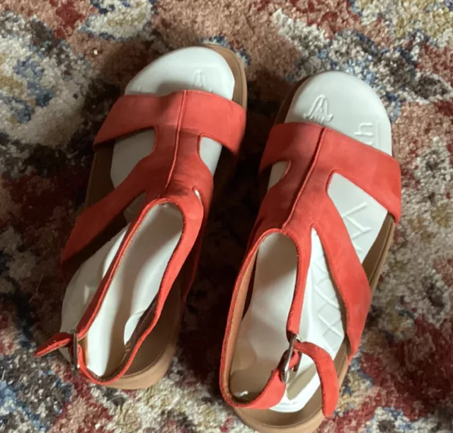 Fitflop orange suede sandals, size 9, micro wobbleboard soles