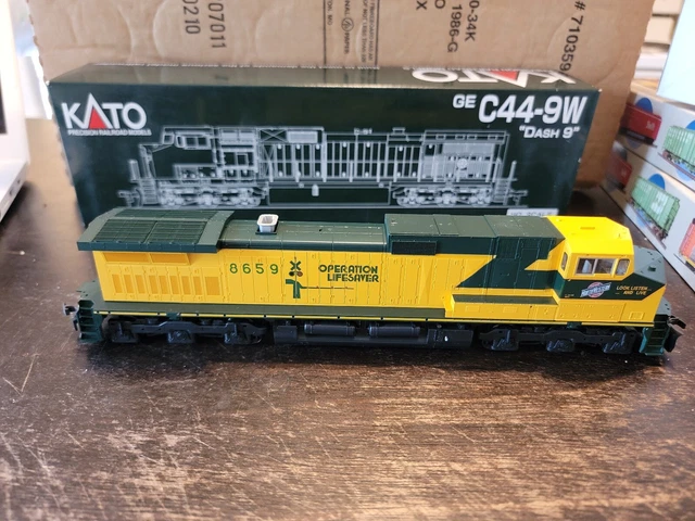 Kato #37-1310 HO Scale CNW C44-9W Diesel Locomotive #8659 - Boxed